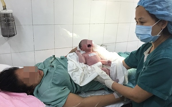 “Tao nhận làm bố nó nhưng sau này phải xét nghiệm để tao còn đi lấy vợ đấy nhé!”, lúc đẻ ra đứa bé lại giống hệt thằng bạn thân