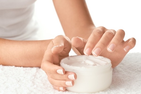 Những bước đơn giản giúp bạn loại bỏ vết xước cho móng