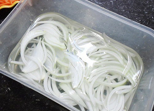 Lấy hành tây thái sợi rồi ngâm giấm – Thần dược trị nám quý như vàng phụ nữ nào cũng nên có