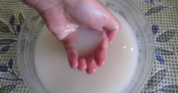 Người phụ nữ 45 tuổi nhờ pha thứ này vào nước rửa mặt mỗi ngày, da lúc nào cũng mướt đẹp như gái 18