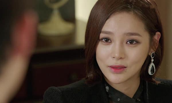 Mưa gió bão bùng, tôi đứng rình chồng ngoại tình, ai ngờ lúc anh bước ra còn khiến tôi sốc nặng hơn