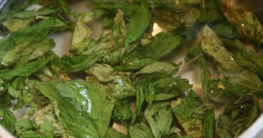 Đun đặc nước lá chanh: Bí quyết trị sâu răng, viêm lợi hay hôi miệng kinh niên hiệu quả