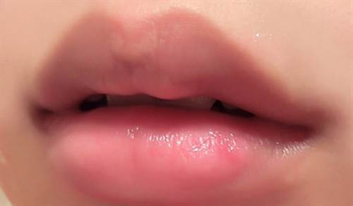 Môi thâm xì bẩm sinh cũng trở nên đỏ hồng chỉ sau 1 đêm thoa hỗn hợp này