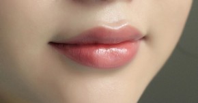 Có được đôi môi hồng xinh tự nhiên thật dễ dàng với 3 bước đơn giản sau