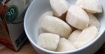 Cô gái nhét cả bịch sữa tươi vào ngăn đá rồi lấy ra thoa lên mặt, càng thoa da càng trắng