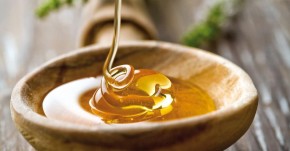 Tách 2 viên vitamin E trộn với mật ong thoa lên da, bạn sẽ hài lòng với kết quả