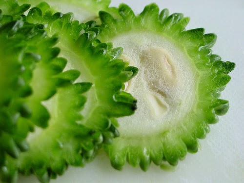 Mụn nhiều ‘chi chít’ cũng trở nên láng mịn nhờ sử dụng mướp đắng đúng cách