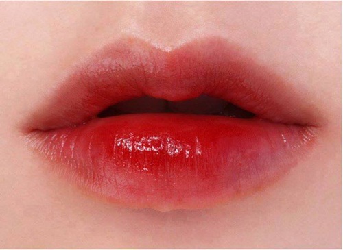 Đổ thứ này lên nửa quả chanh rồi chà trong 5 phút, môi thâm bẩm sinh cũng hóa hồng hào, căng mọng chỉ sau 1 đêm