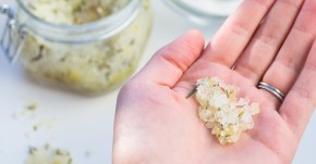 Chân nhiều đốm thâm đen, cứ trộn muối với chanh rồi thoa liên tục trong 7 ngày, da trắng mịn ngay