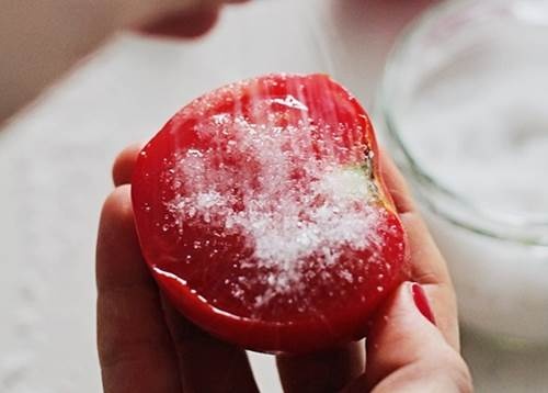 Chấm nửa quả cà chua vào thứ này rồi chà lên mũi, mụn đầu đen chi chít cũng bật ra hết sạch sau 1 lần duy nhất