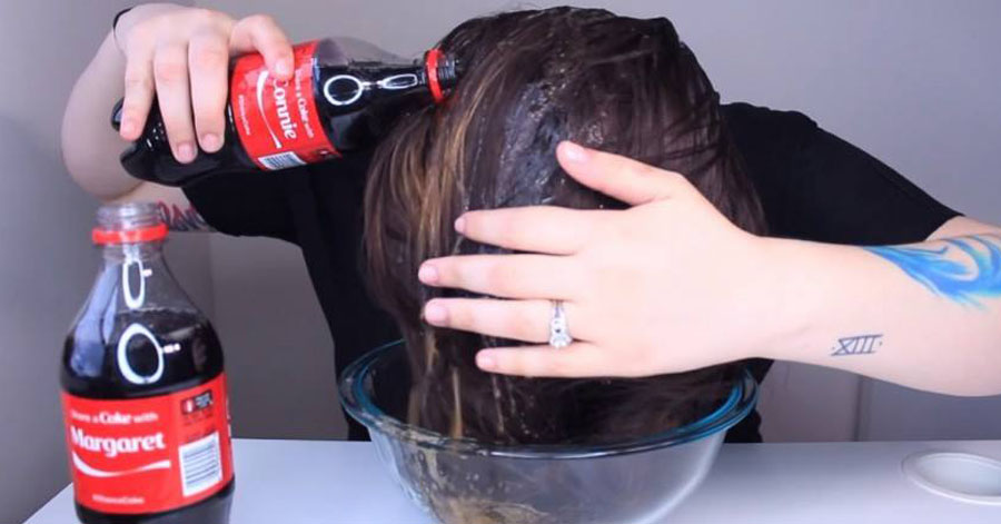 10 phút gội đầu với nước ngọt có ga, tóc bết, xơ rối đến đâu cũng trở nên bồng bềnh, bóng mượt chẳng thua gì ngoài tiệm