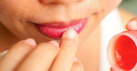 Đừng dùng son đậm hay nhiễm chì làm gì cho môi thâm, bôi thứ này lên môi sẽ hồng hào lại ngay sau 2 phút