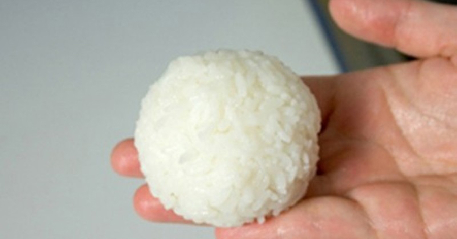 Dùng cơm nguội đắp mặt nạ để da căng bóc, trẻ ra cả chục tuổi trong 4 ngày