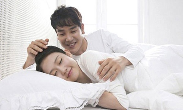 Vợ “tới tháng”, chồng cả đêm xoa bụng giúp vợ, sáng hôm sau vợ cười nói câu này mà chồng lâng lâng đến tận chiều