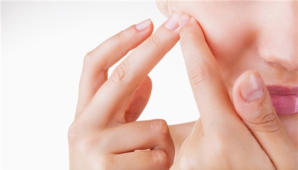 Những thứ bôi lên mặt sau khi nặn mụn sẽ không để lại vết thâm