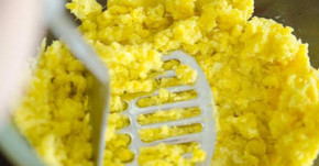 Nghiền nát 1 củ khoai lang luộc rồi vắt vài giọt nước cốt chanh bôi lên da, da sẽ trắng mịn sau 1 đêm