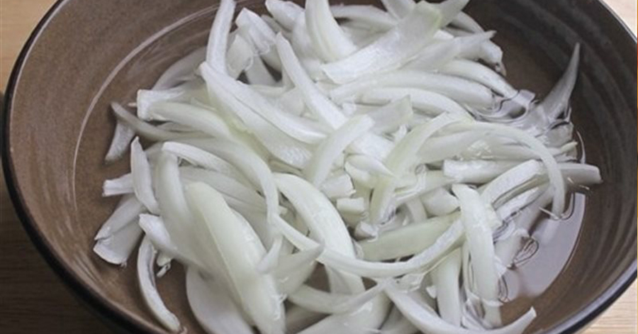 Ngâm hành tây với giấm rồi dùng dung dịch này chấm lên nốt tàn nhang