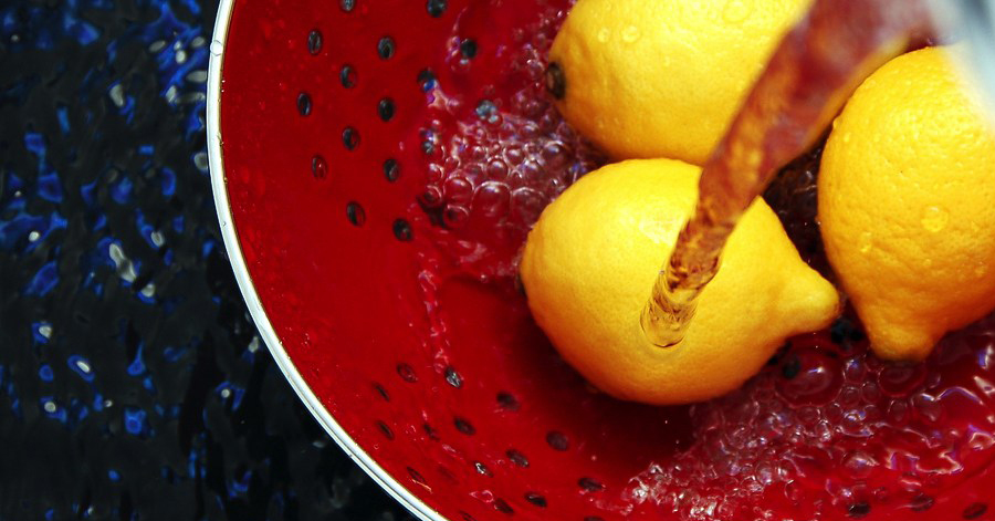 Muốn da trắng nõn mà không sợ bắt nắng thì cứ chà nước nước cốt chanh lên người nhưng phải theo cách này