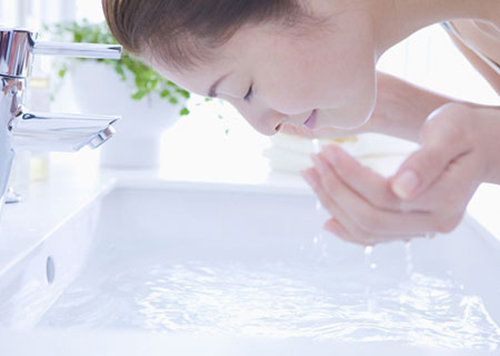 Trị sạch mụn đầu đen cứng đầu chỉ với 10 phút bôi kem đánh răng lên mũi