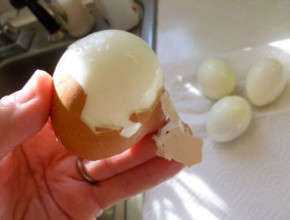Lăn trứng gà luộc vào nách – Mẹo hay ”1 phát ăn ngay” trị khỏi mùi hôi kinh niên, thâm sạm lâu năm