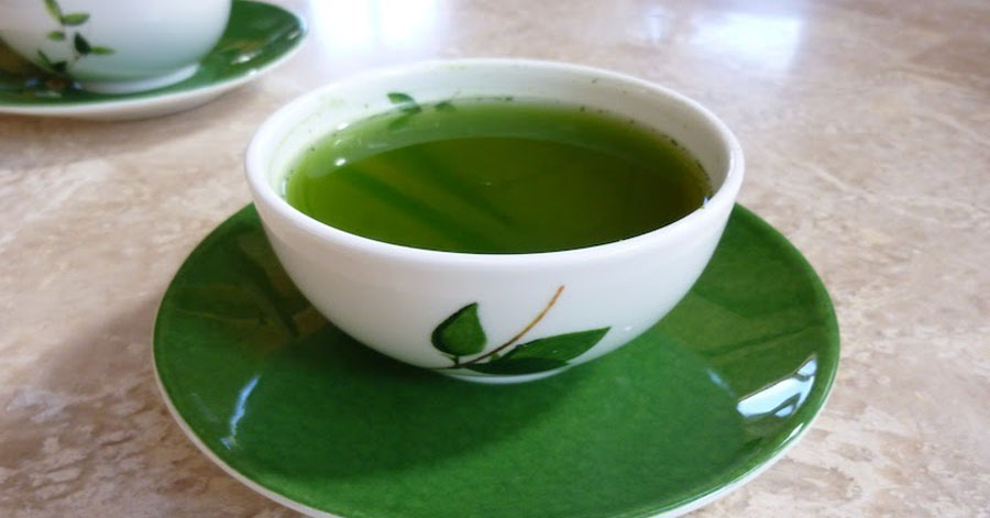 Hòa 1 viên vitamin E vào bát trà xanh rồi đông đá, da mặt căng mịn, lỗ chân lông se khít