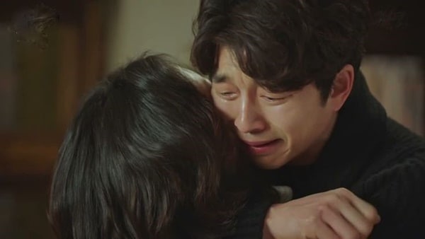 Bước ra từ nhà nghỉ nhìn thấy chồng tôi run đến quỵ cả chân, ai ngờ anh làm một việc khiến tôi chết sững