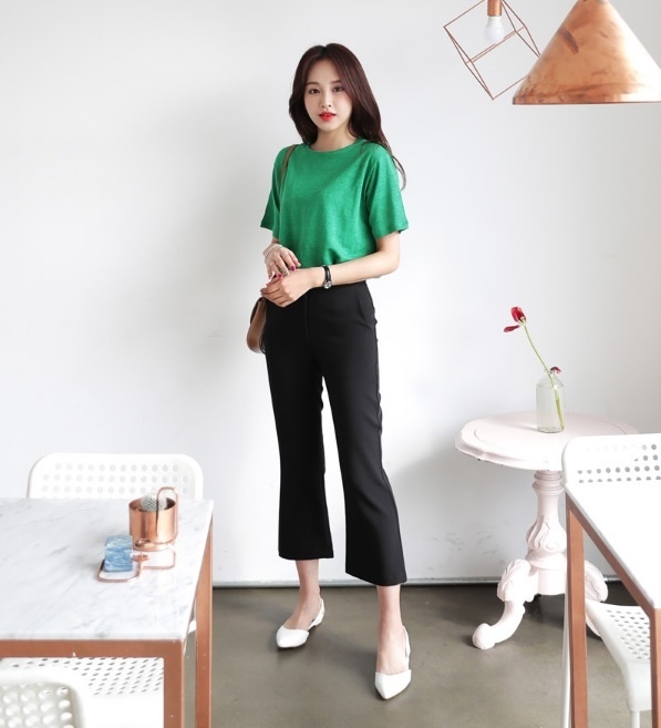 Chọn màu trang phục thay lời muốn nói