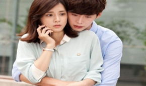 Điều gì ở chàng trai tân kém tuổi ấy khiến bà mẹ đơn thân phải cảm động đến vậy?