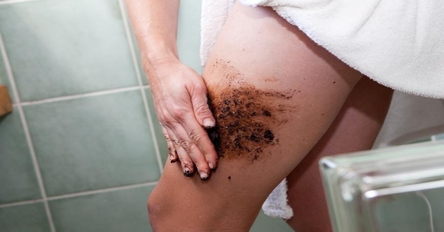 Trộn bã cà phê với dầu oliu rồi chà lên chân, mỗi ngày 10 phút để sớm sở hữu đùi thon da trắng
