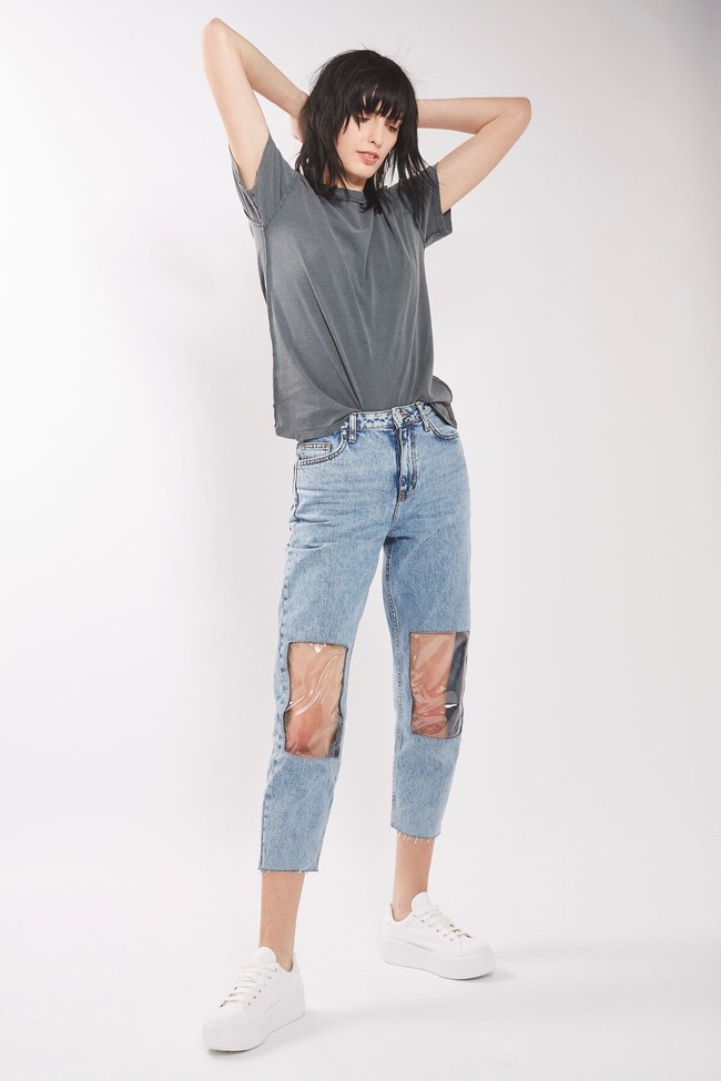 Topshop bị chê &rsquo;điên rồ&rsquo; với quần jeans pha plastic &rsquo;siêu độc&rsquo;