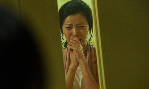 Bỏ vợ con theo nhân tình cả tuần, người chồng chết điếng khi trở về thấy vợ ôm di ảnh con trai nói đúng 1 câu…