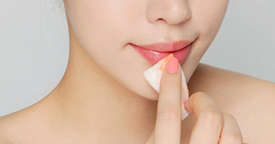 Môi hồng hào căng mọng ngay sáng hôm sau nếu thoa thứ này và để qua đêm