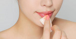 Môi hồng hào căng mọng ngay sáng hôm sau nếu thoa thứ này và để qua đêm