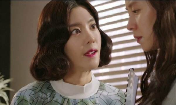 Sau lời đe dọa đánh nát tay nếu động vào con bồ, vợ chỉ làm một hành động đã khiến chồng run rẩy dập đầu xin tha