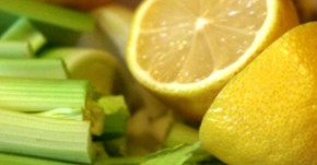 1 quả chanh + 2 cây cần tây: Nách, đầu gối, mông sẽ hết thâm