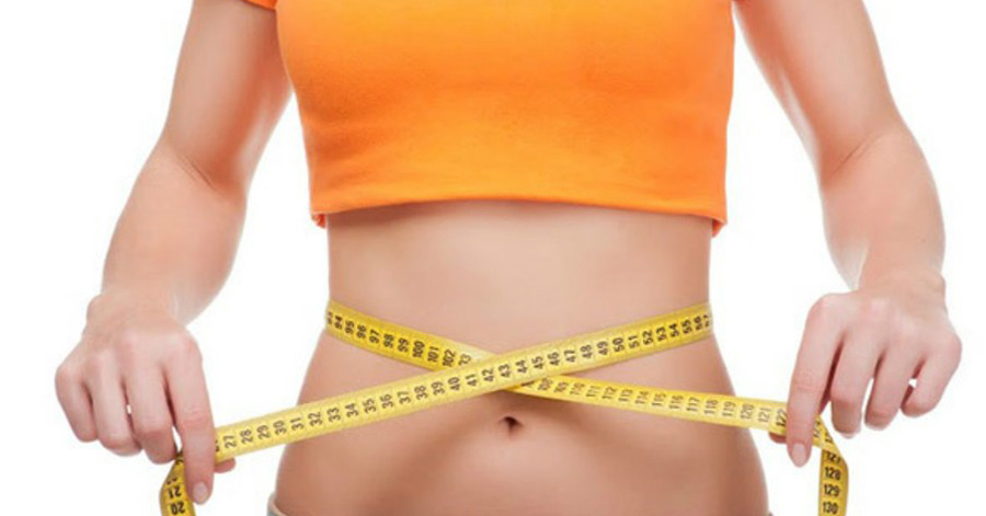 Uống nước đá lạnh để giải khát mỗi ngày, cô gái hốt hoảng khi cân nặng giảm rõ