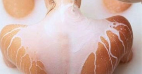 Hòa mật ong với nước vo gạo rồi thoa lên toàn thân để sở hữu da trắng tự nhiên