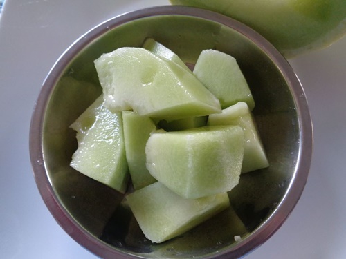 Dưa lê không chỉ để ăn, cứ nghiền nát rồi đắp lên mặt theo cách này, da sẽ trắng đẹp cả đời không bị mụn