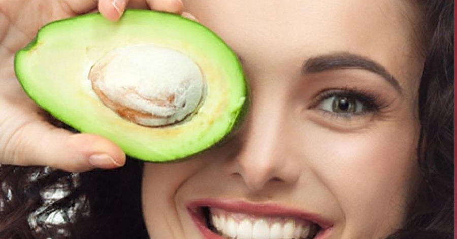 Trộn bơ với sữa tươi để ăn và thoa mặt, bạn sẽ giật mình khi thấy da căng mướt, trắng mịn vào sáng hôm sau