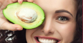 Trộn bơ với sữa tươi để ăn và thoa mặt, bạn sẽ giật mình khi thấy da căng mướt, trắng mịn vào sáng hôm sau