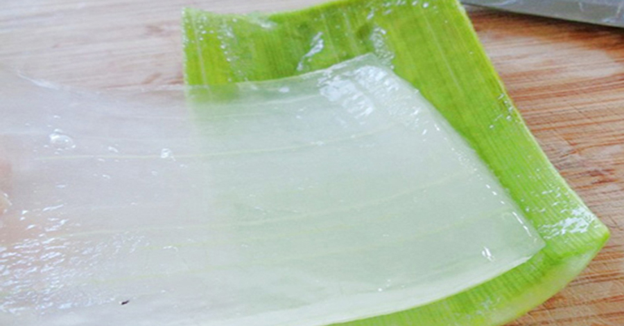 Lấy nha đam để đông đá rồi chà lên mặt ngày 2 lần, sau 1 tuần da trắng mịn khỏi cần trang điểm