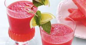 Dưa hấu không chỉ để ăn, cứ xay nhuyễn rồi làm đẹp thế này, da trắng bóc đến ngỡ ngàng