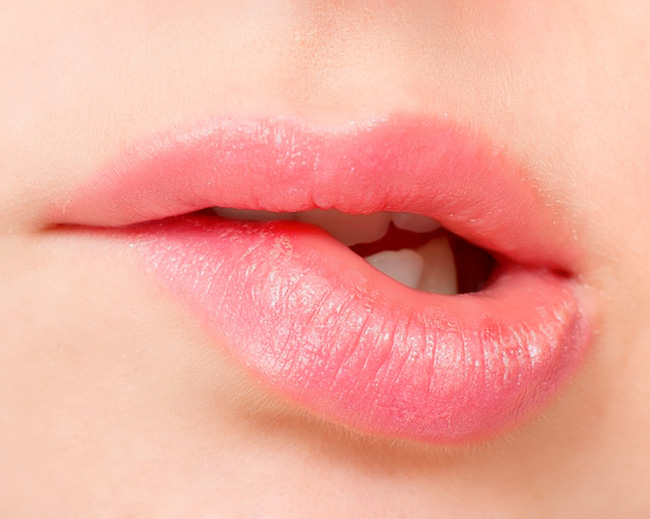 Ba mẹo “hô biến” cho đôi môi thâm sạm trở nên hồng hào đầy quyến rũ?
