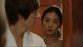 Cuộc đánh ghen long trời lở đất trước cửa khách sạn và cái kết bất ngờ khi biết người ngoại tình với chồng mình là...