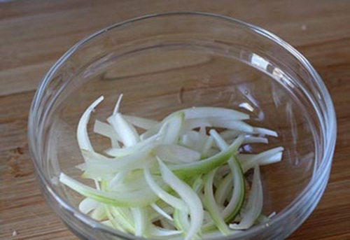 Chỉ với hành tây mua về thái nhỏ rồi đem ngâm giấm để dùng dần, lý do thật không ngờ