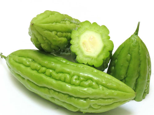 Xay nhuyễn mướp đắng trộn với sữa tươi để đắp lên mặt trước khi đi ngủ, sáng hôm sau da trắng mịn khiến ai cũng mê