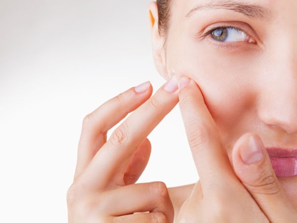 Nước bọt buổi sáng tưởng là bẩn nhất mà lại trị mụn trứng cá hoàn hảo thế này đây