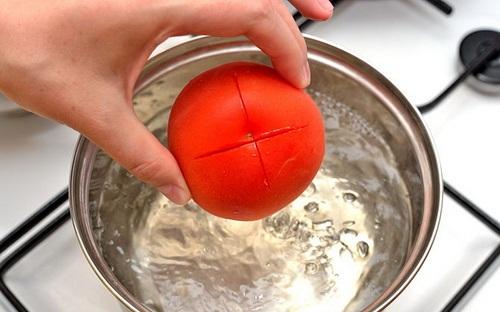 Luộc 1 quả cà chua rồi bóc vỏ trộn với thứ này đem thoa, sau 7 ngày da trắng bóc