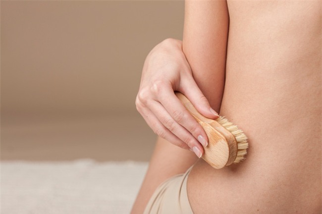 Sáng nay bạn hãy thử chải da khô, phương pháp cổ truyền nghìn năm giúp da trẻ hóa, săn chắc, mịn màng nhé!