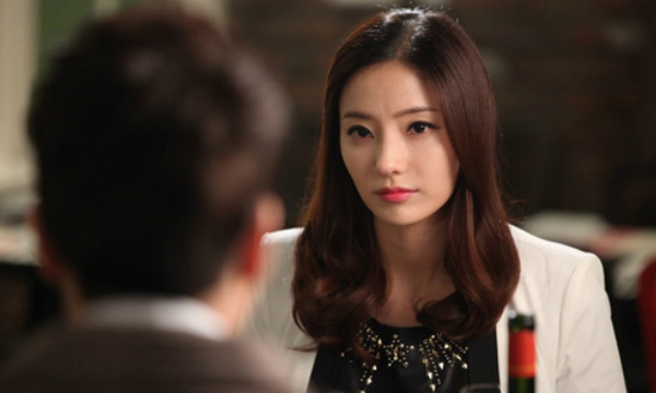 Vợ sống chết đòi ly hôn để chạy theo nhân tình, chồng không cản mà chỉ kéo áo cô ấy lên làm 1 việc khiến vợ bật khóc